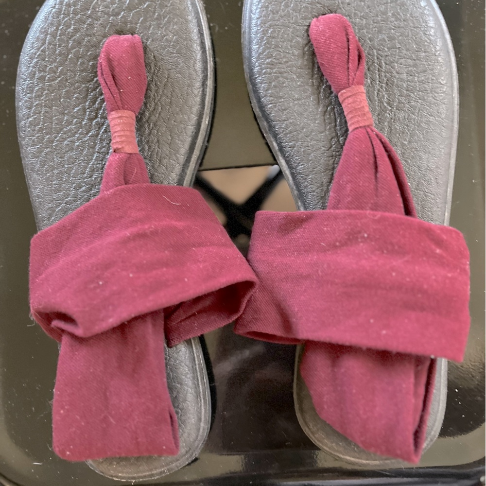 Sanuk Yoga Sling sandals. Size 8, Maroon. Great condition.